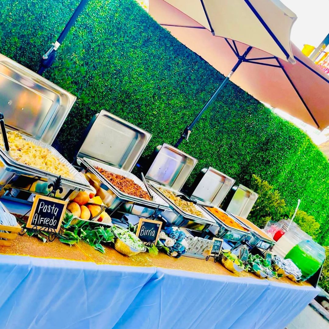 Taquizas para eventos en CDMX, mesa de tacos de guisado servida