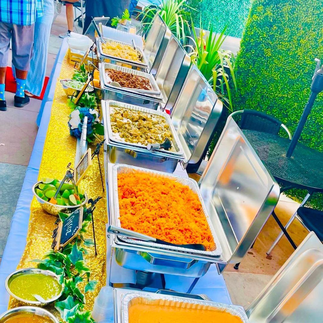 Tacos para eventos servidos en barra de guisados