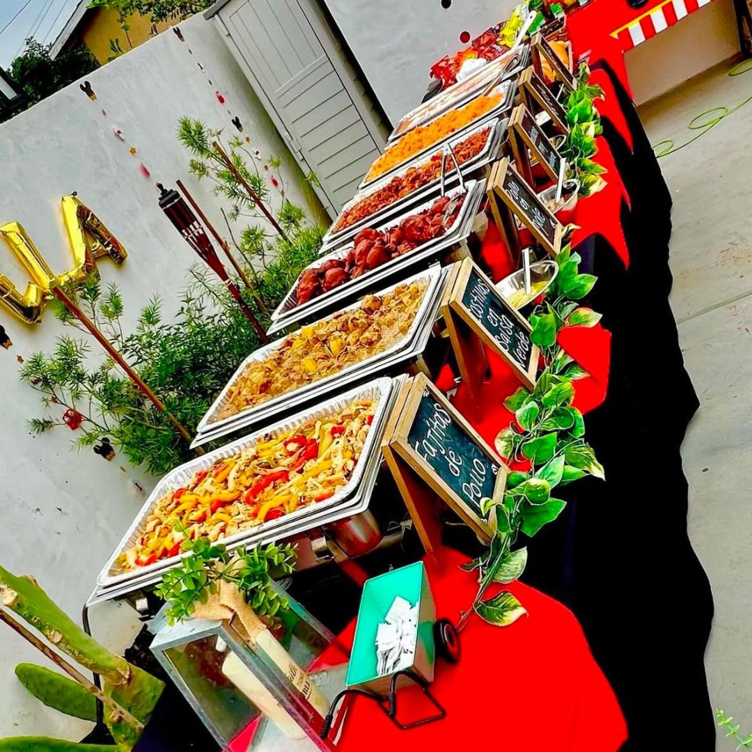 Cazuelas de guisados para eventos, barra de guisados calientes